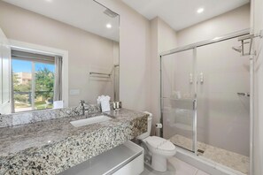 Shower, hair dryer, towels, shampoo - Relaxing escape w/ BBQ & balcony (Kissimmee)