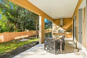 Outdoor dining - Two Story Resort Retreat Near Theme Parks (Kissimmee)