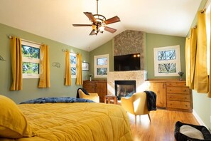 2 bedrooms, iron/ironing board, WiFi, bed sheets - The Beagles Lake House-Charm, Lake Views, Pets (Lake Junaluska)