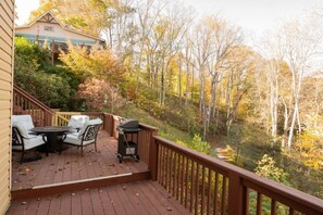 Outdoor dining - The Beagles Lake House-Charm, Lake Views, Pets (Lake Junaluska)