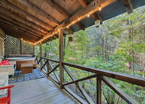 Laurel Landing-Log Cabin w/Hot Tub, Pet Friendly