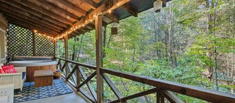 Laurel Landing-Log Cabin w/Hot Tub, Pet Friendly