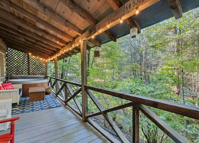 Laurel Landing-Log Cabin w/Hot Tub, Pet Friendly