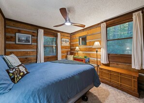 2 bedrooms, desk, iron/ironing board, WiFi