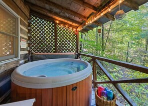 Outdoor spa tub - Laurel Landing-Log Cabin w/Hot Tub, Pet Friendly (Maggie Valley)