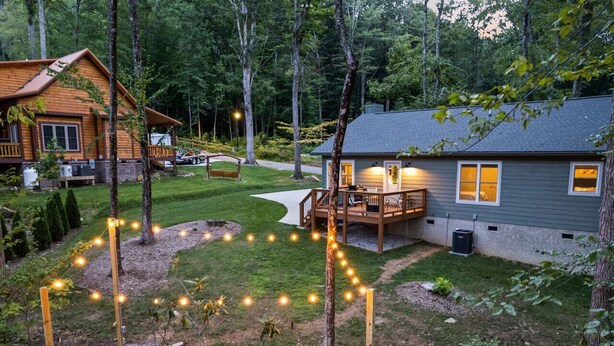 Outdoor dining - Tranquil Soul Retreat-Creek, Pet Friendly, Paved (Maggie Valley)