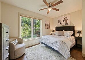 3 Schlafzimmer, Schreibtisch, Bügeleisen/Bügelbrett, Reisekinderbett