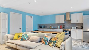 TV - Large House in Central Ulverston | Sleeps 10 - Pass the Keys (Ulverston)