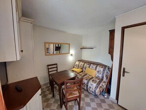 Interior - 50m from ski slopes, 4th floor, balcony, tv, 13m², Les 2 Alpes (Les Deux Alpes)