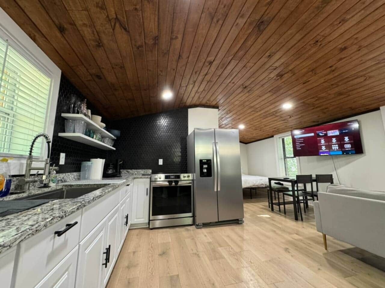 Fridge, oven, stovetop, cookware/dishes/utensils