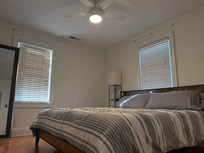 3 bedrooms, WiFi, bed sheets - ! Blue Cottage Luxury Living (Greensboro)