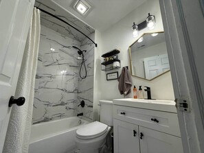 Bathroom - ! Blue Cottage Luxury Living (Greensboro)
