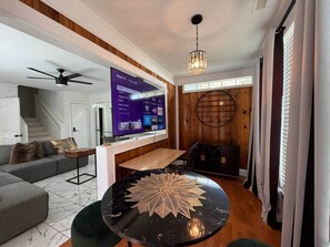 Een televisie en een open haard