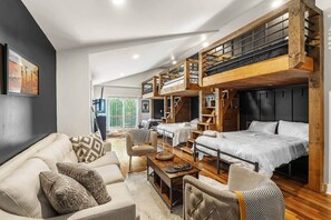 4 bedrooms, iron/ironing board, WiFi, bed sheets