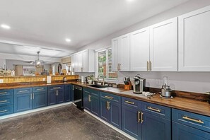 Fridge, microwave, oven, stovetop - # Elegant Must See Historic Home Central Gboro (Greensboro)