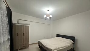Una camera da letto con un letto, un armadio e un condizionatore d'aria.