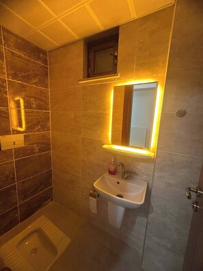 Shower, hair dryer, towels, toilet paper - 3BR - ROZ Family a House (Diyarbakır)