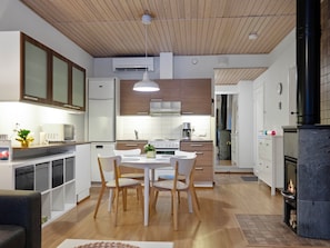 Fridge, microwave, dishwasher, cookware/dishes/utensils - Vacation home Rauha by Interhome (Sotkamo)