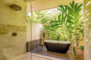 Hair dryer, towels, soap, toilet paper - Spacious 4-bedroom lakefront villa in beautiful Tamarindo with AC (Tamarindo)