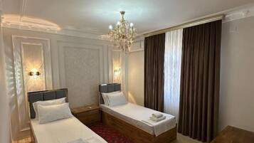 Escritorio, sistema de insonorización y wifi gratis