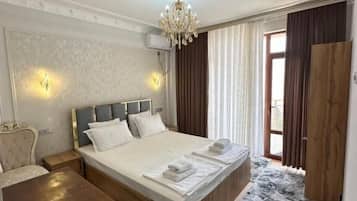 Deluxe-værelse med dobbeltseng eller 2 enkeltsenge - hawaiiansk terrasse - byudsigt | Lydisolering, gratis Wi-Fi