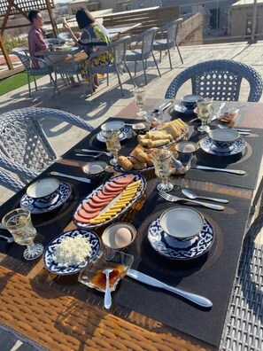 Outdoor dining - Khiva BIbimariyam (Khiva)