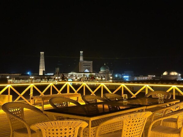 Outdoor dining - Khiva BIbimariyam (Khiva)