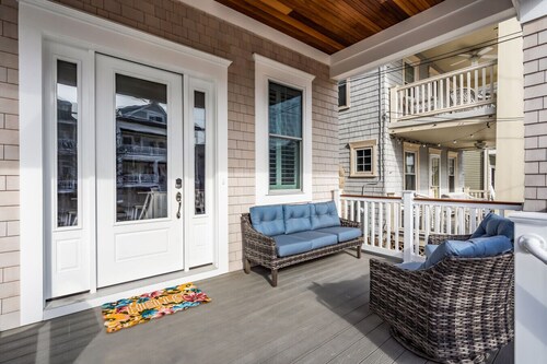 Brand new, beach block, 3bedroom 2 bath duplex!