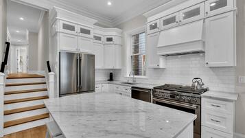 Réfrigérateur, four à micro-ondes, un four, surface de cuisson