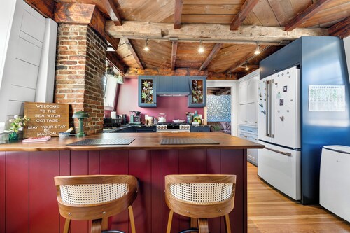 SeaWitch Cottage – Stylish Spot by Shops & Sea