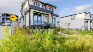 Exterior - 5 BR Brand New Luxurious White Rock Spacious Home (Surrey)