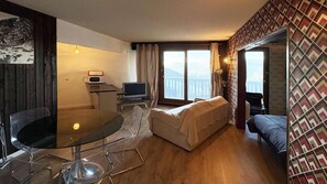 Living area - Resort center, 2nd floor, balcony, 49m², Les Orres (Les Orres)