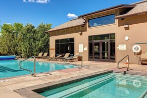 Relax and refresh with a summer season only pool and year-round hot tubs - Ski Vibes + Summer Fun, Pool & Hot Tub & A/C (Park City)