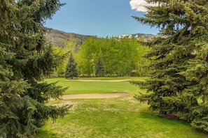 Park Avenue Condos sit on the greens and fairways of the Park City Golf Course - Ski Vibes + Summer Fun, Pool & Hot Tub & A/C (Park City)
