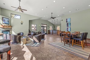 Park Avenue clubhouse perfect for extra lounging space, work space or when you arrive early - Ski Vibes + Summer Fun, Pool & Hot Tub & A/C (Park City)