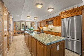 Fridge, microwave, oven, stovetop - Ski Vibes + Summer Fun, Pool & Hot Tub & A/C (Park City)