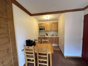 Dining - 150m from ski slopes, 2nd floor, fitness, swimming pool, balcony, tv, ski locker, 30m², Val Cenis (Lanslebourg-Mont-Cenis)