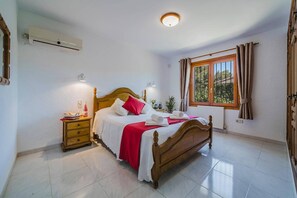 5 bedrooms, iron/ironing board, free WiFi, bed sheets - Villa Enzo by Villa Plus (Javea)