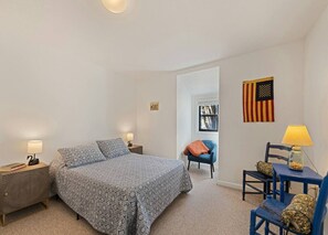 Desk, iron/ironing board, travel cot, WiFi - The Hound & Swan-Stylish Cottage Walk To Lake! (Lake Junaluska)