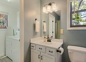 Hair dryer - The Hound & Swan-Stylish Cottage Walk To Lake! (Lake Junaluska)