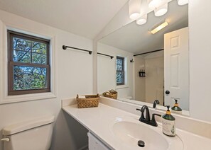 Hair dryer - The Hound & Swan-Stylish Cottage Walk To Lake! (Lake Junaluska)