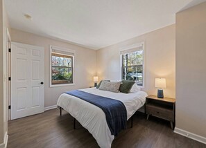 Desk, iron/ironing board, travel cot, WiFi - The Hound & Swan-Stylish Cottage Walk To Lake! (Lake Junaluska)