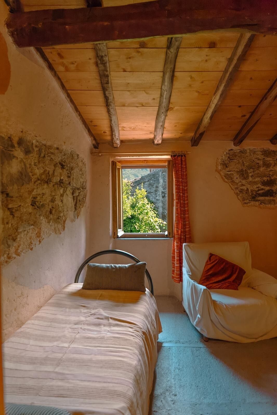 3 slaapkamers, een strijkplank/strijkijzer, wifi, beddengoed