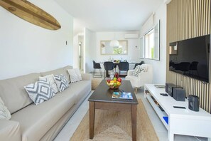 Smart-tv och ett bordtennisbord