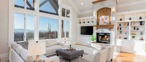 Fernseher, Kamin, Tischtennisplatte, Arbeitsbereiche