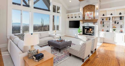 Farmington Oasis-Views, Space & Comfort 1.25 acres