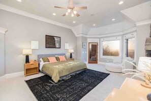 4 habitaciones, escritorio y tabla de planchar con plancha