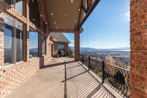 Terrace/patio - Farmington Oasis-Views, Space & Comfort 1.25 acres (Farmington)
