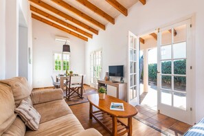 TV - Villa Can Bolduc by Villa Plus (Ciutadella de Menorca)