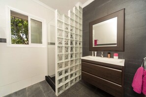 Hair dryer, towels - Villa Cecilia by Villa Plus (Marbella)